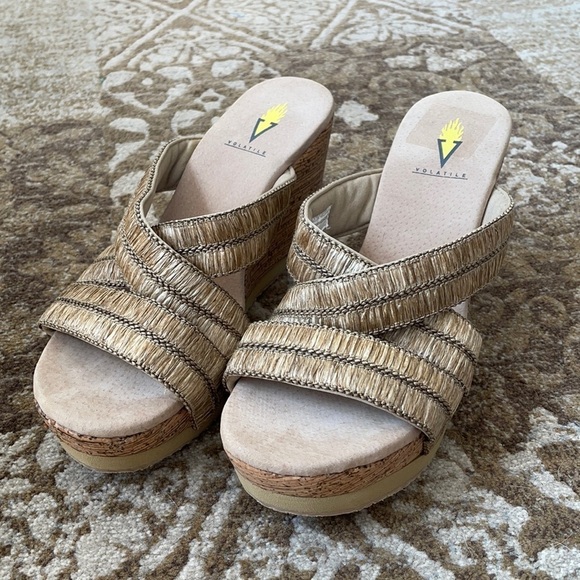 VOLATILE Slip On Wedge Platform Heel Size 9 Sandals - Picture 13 of 13